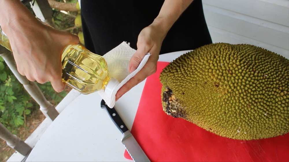 open a jackfruit Oil-the-knife