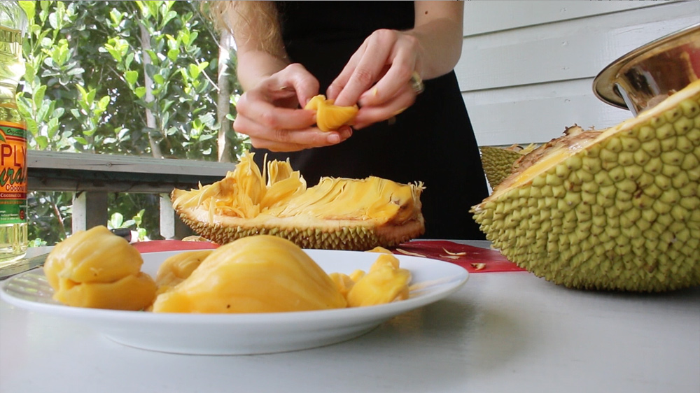 open a jackfruit pull-out-good-pieces