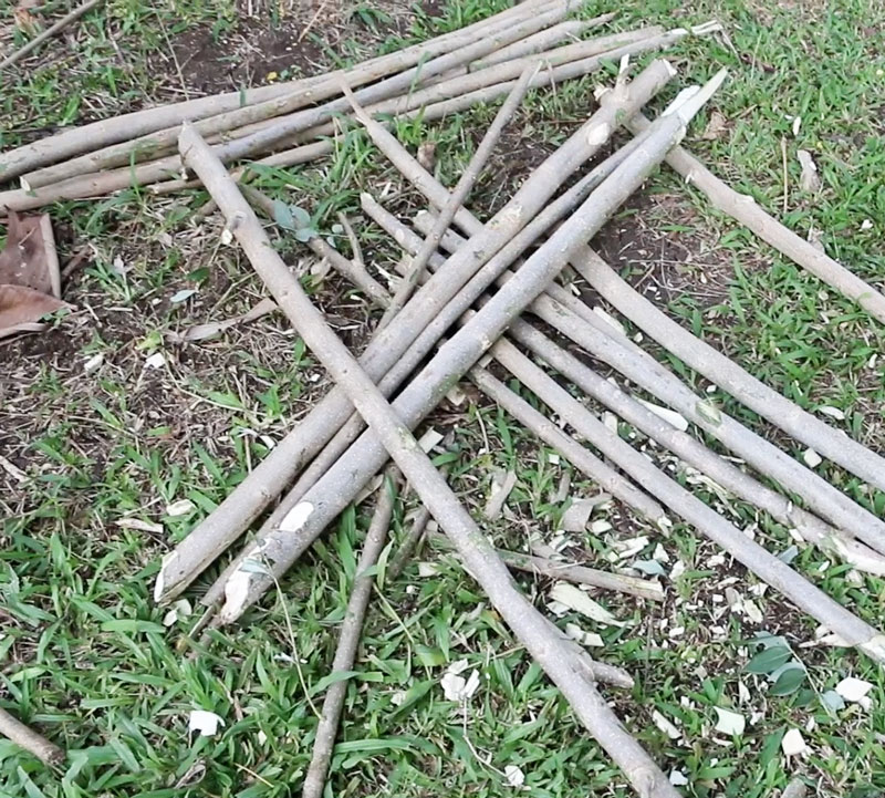 Simple_compost_pile_stakes